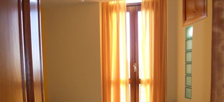 interni colorati della camera del Bed&Breakfast L'Incanto del Mare, Affitta casa ad Acciaroli