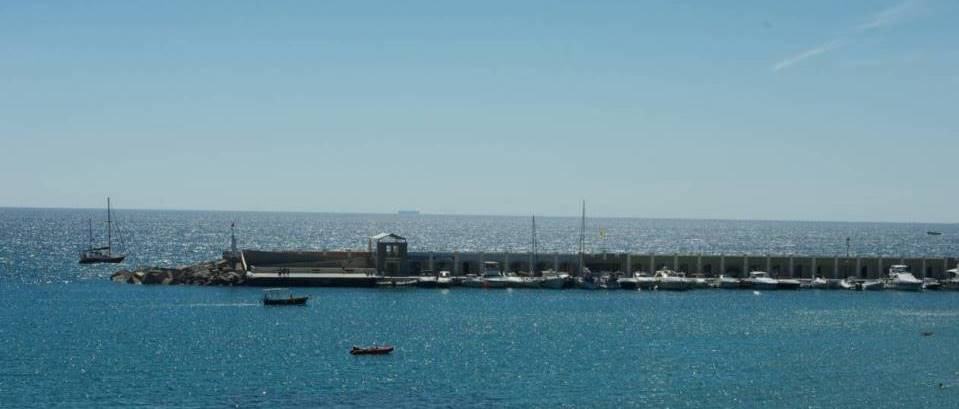 Panorama sulla spiaggia e sul porto di Acciaroli, nel parco nazionale del cilento